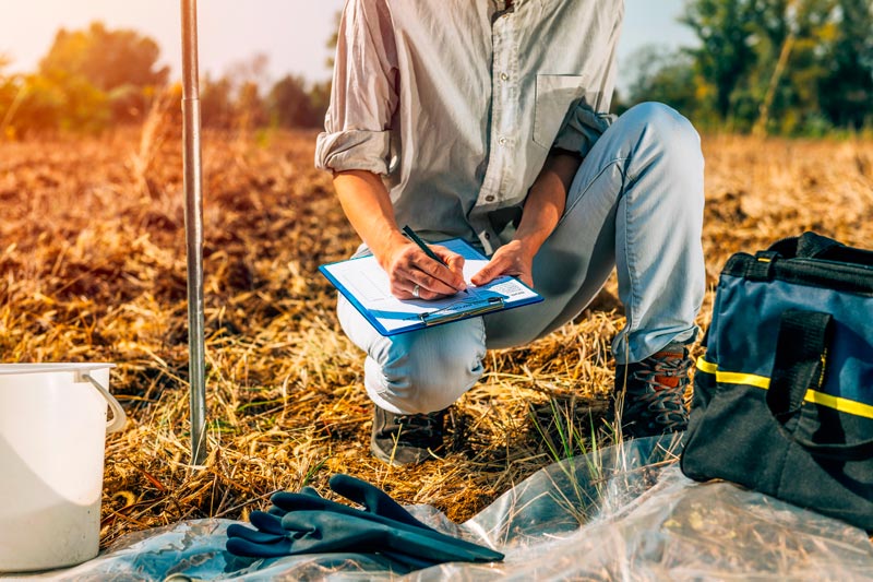 Mesures terrain echantillonnage dans le sol