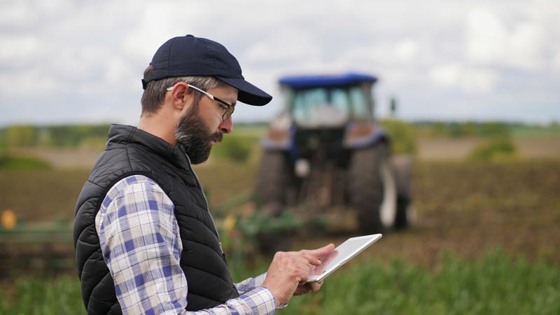 Agriculteur mesure exploitation agriculture régénératrice